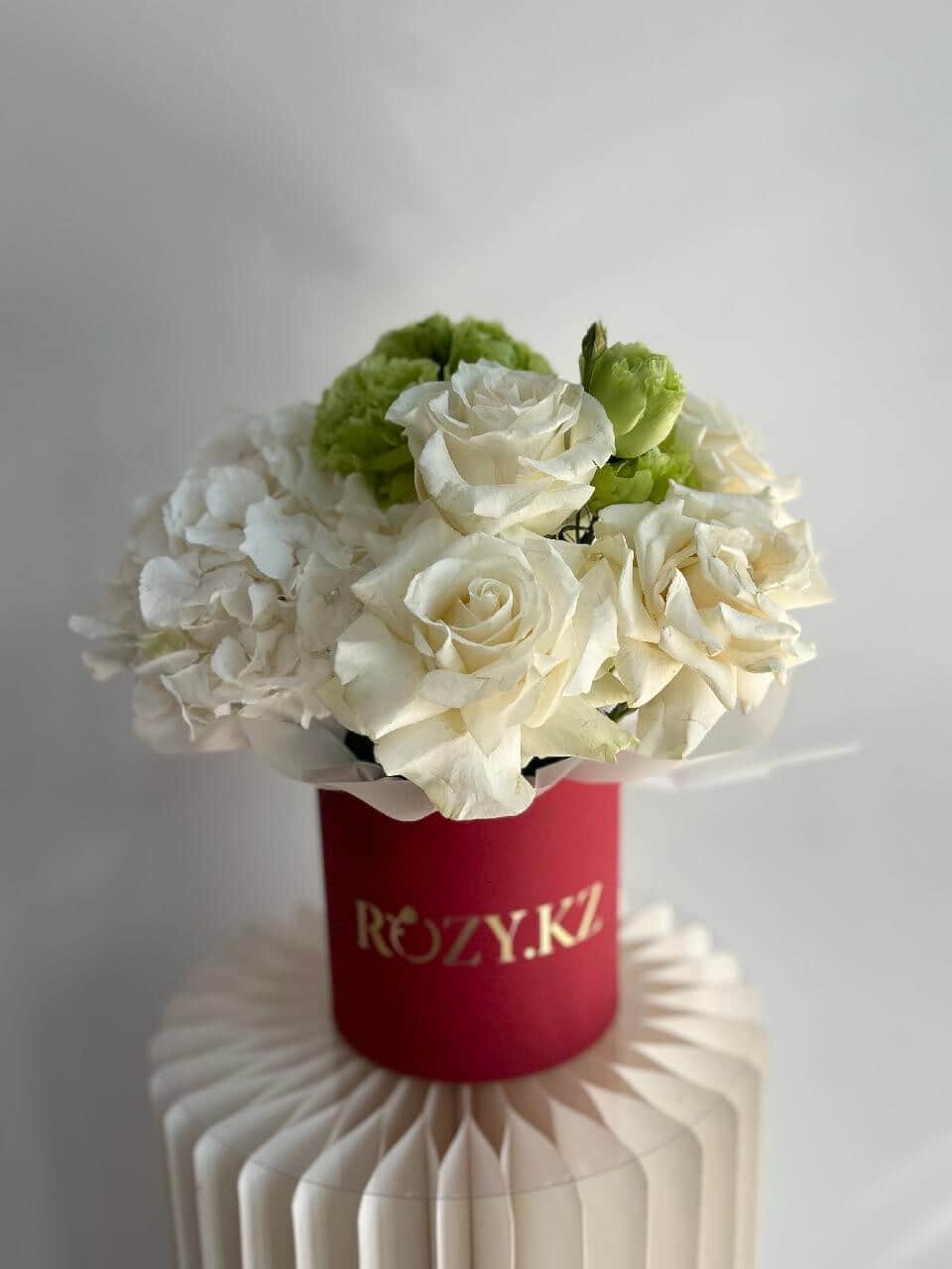 Box with white roses and with hydrangea
