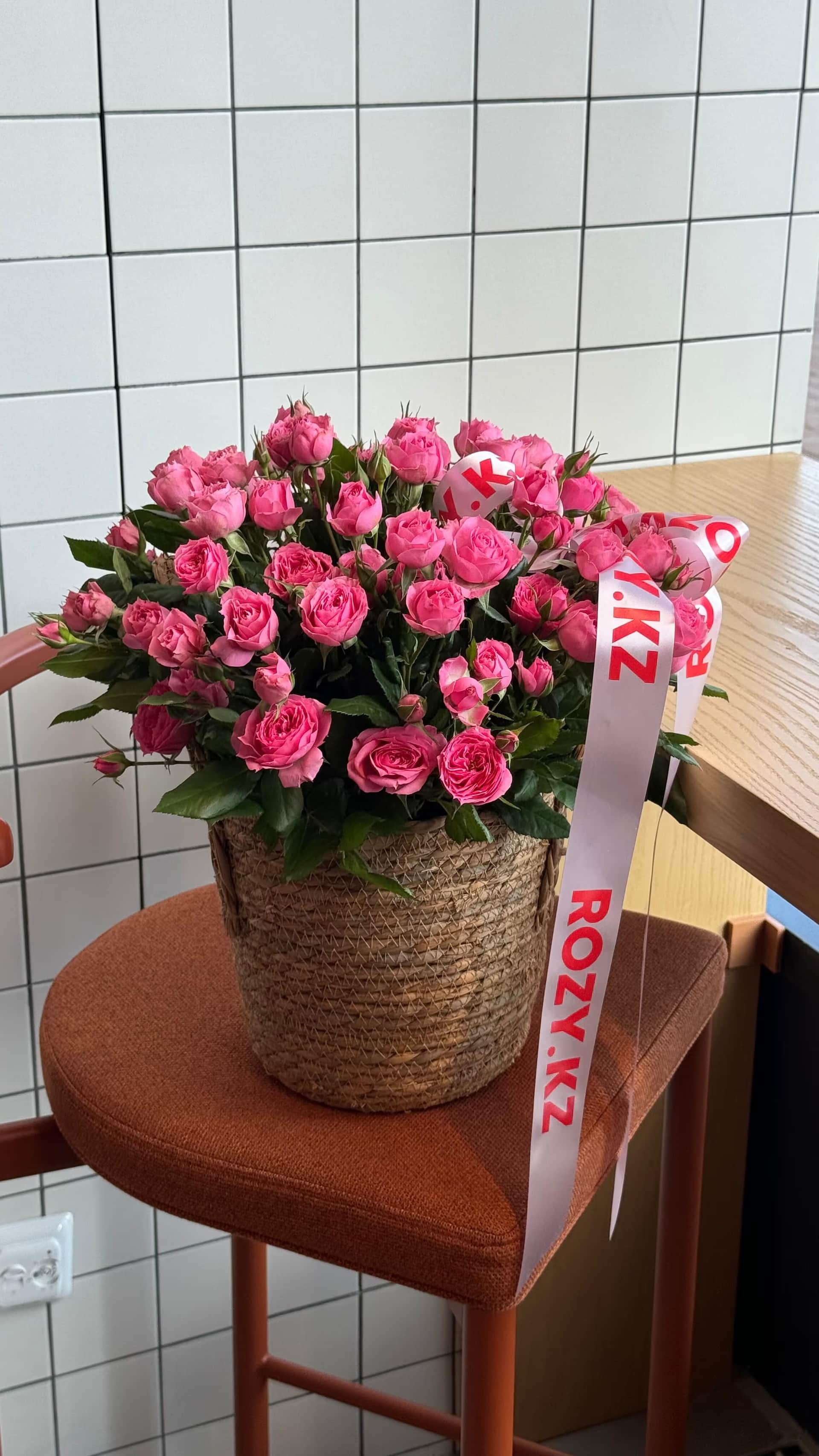 Basket of roses Romeo M — Spray rose Sophie