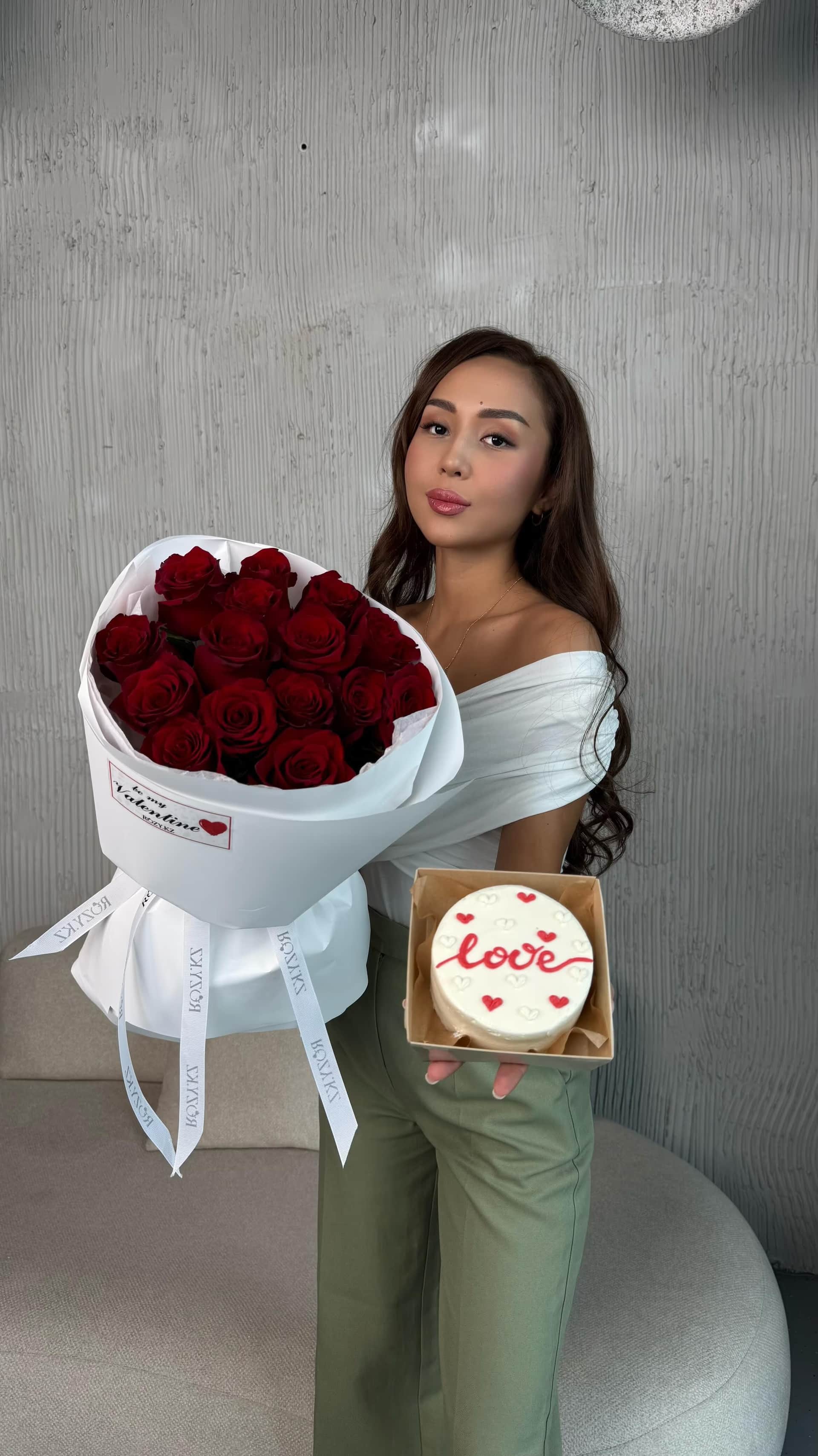 Комбо Красные 15 роз & бенто “Love” — Роза красная