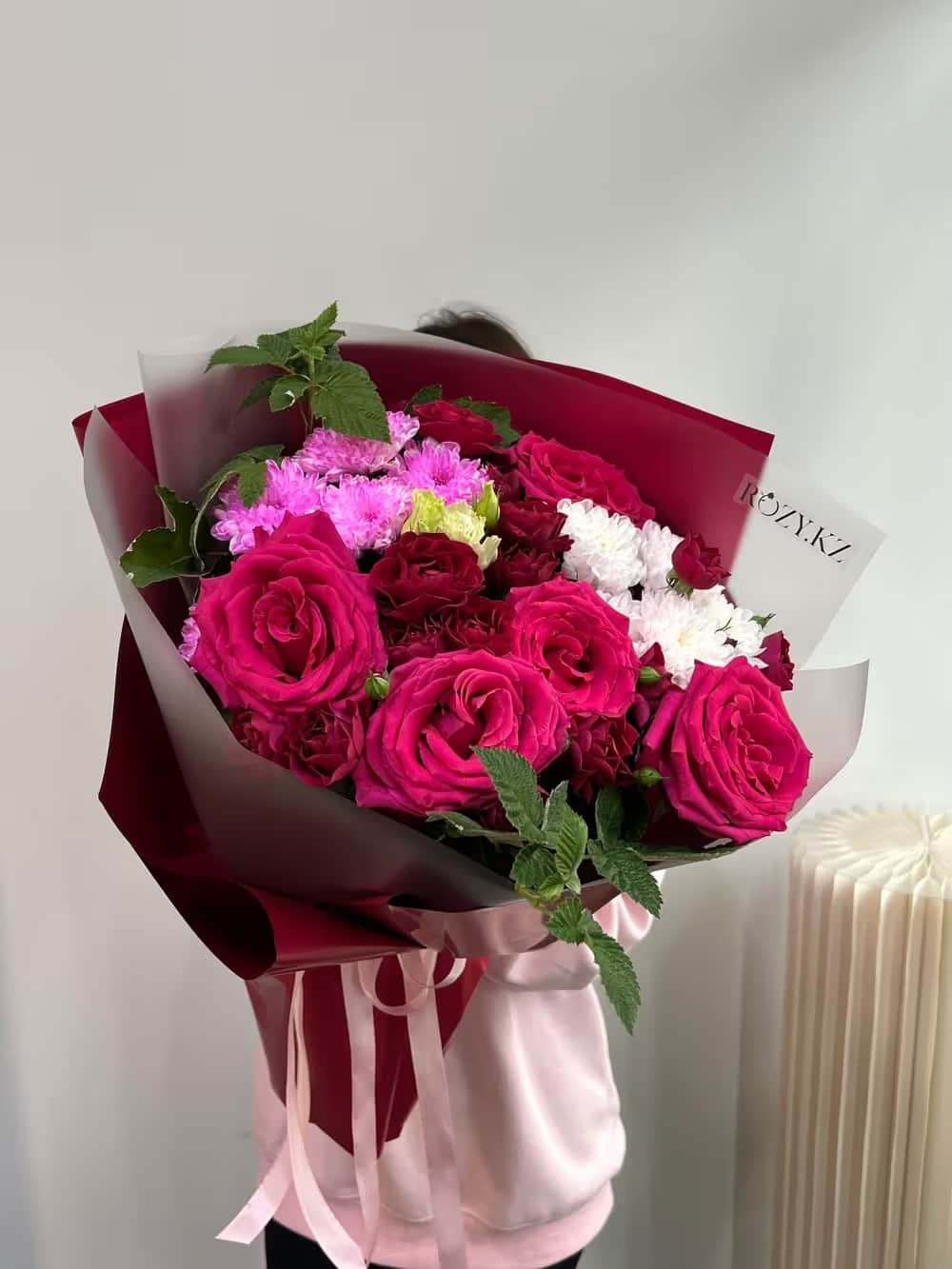«Яркий день» — Rose bright pink, Chrysanthemum spray