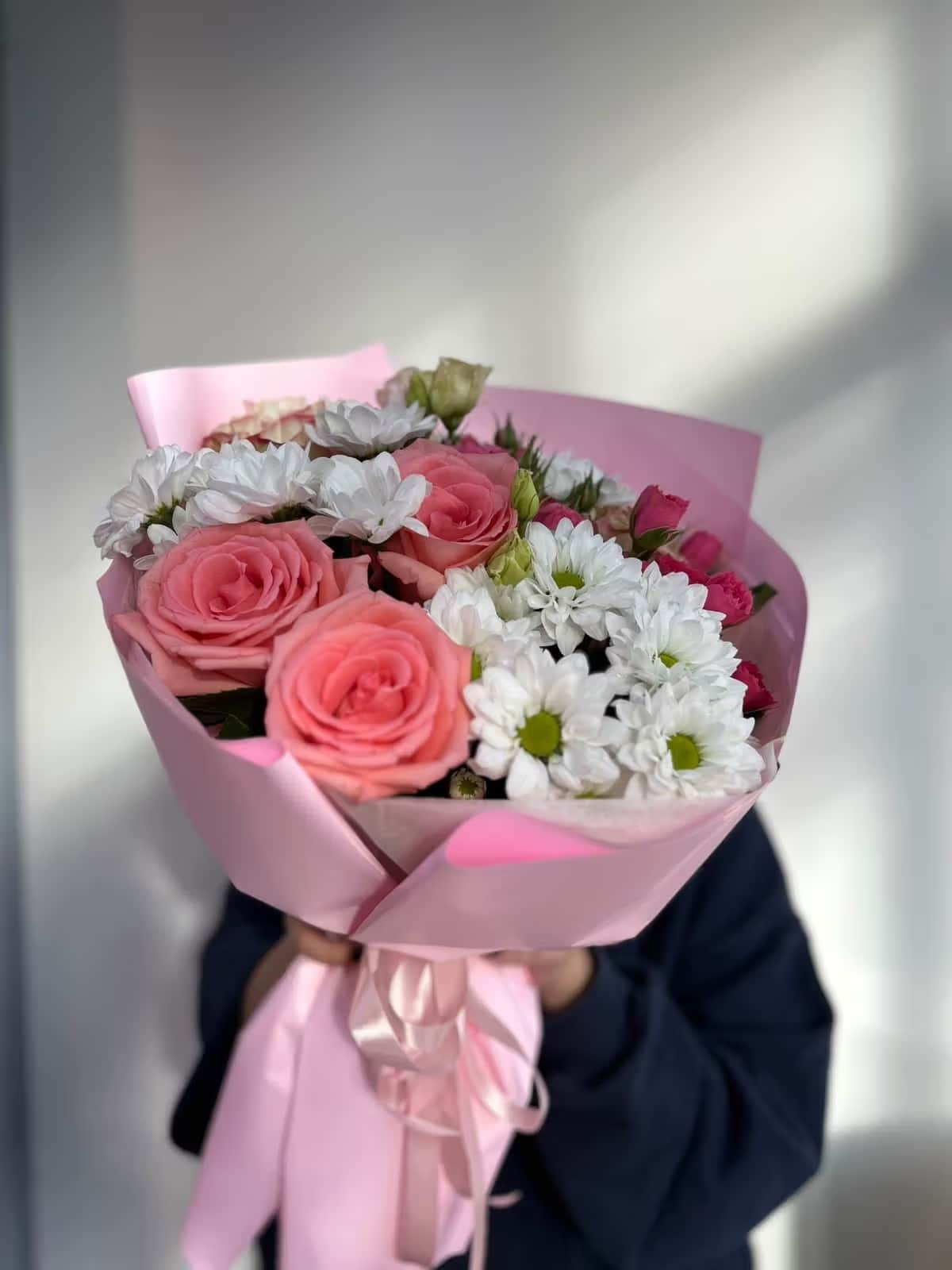 «Нежные объятия» — Chrysanthemum spray, Rose light pink