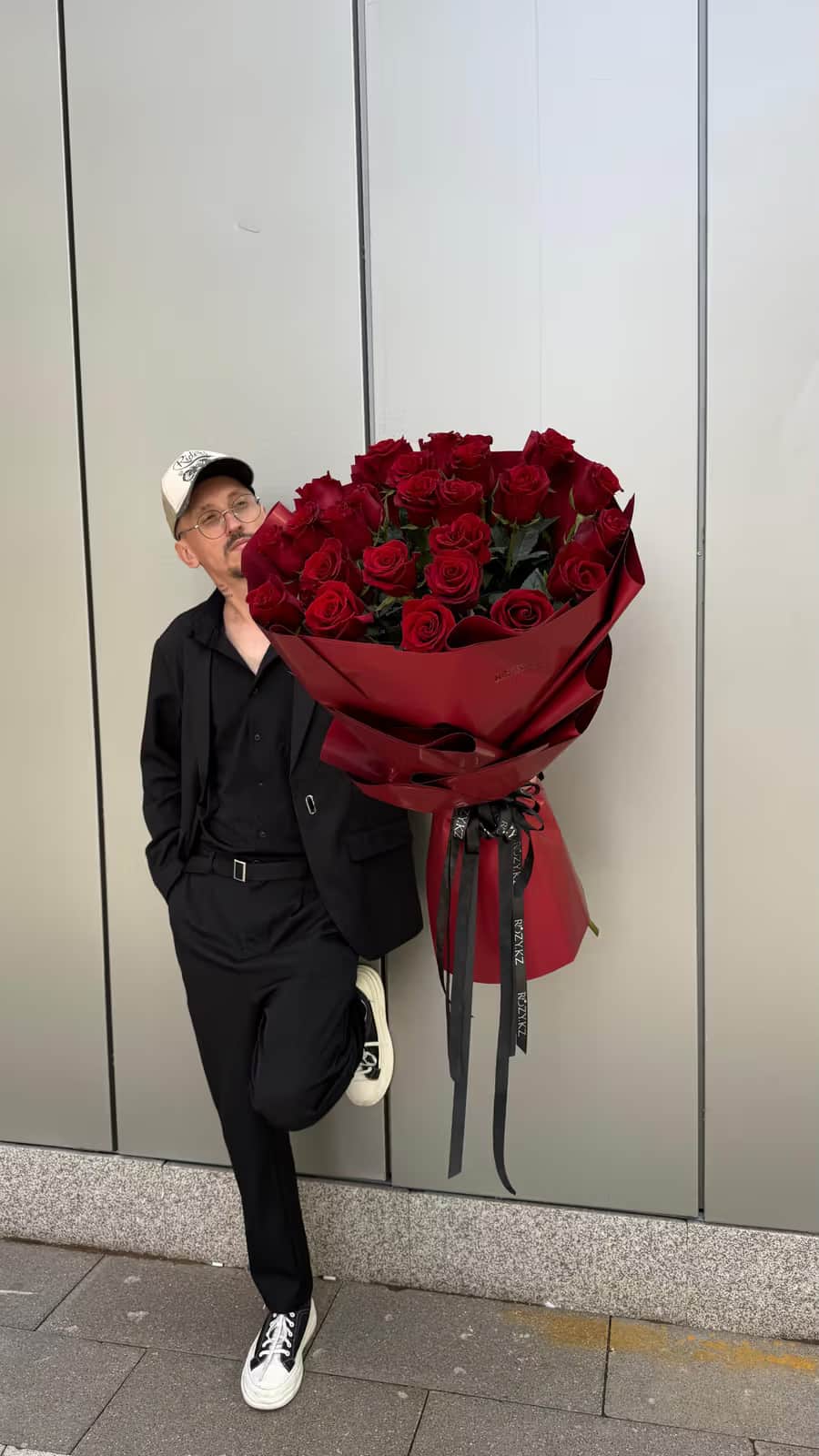Bouquet of 25 meter-long roses in stylish wrapping