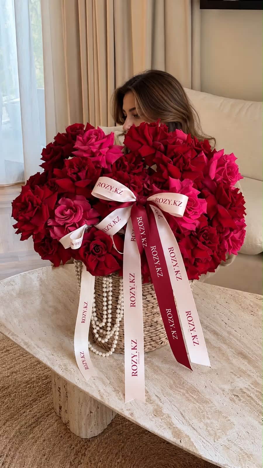 Arrangement in a rattan basket "Krasnyy aktsent" — Rose red, Rose bright pink