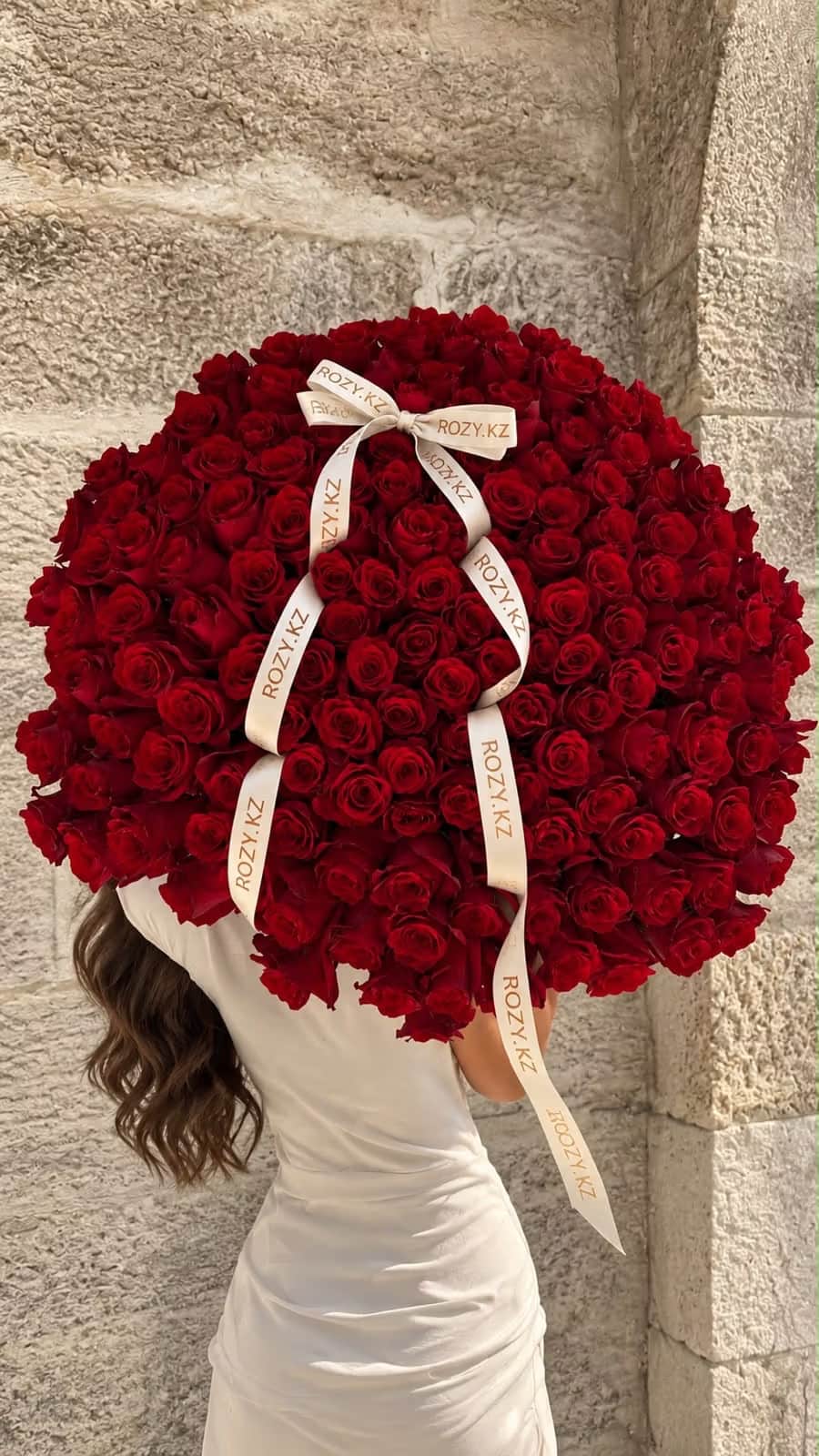 Bouquet of 201 meter-long red roses