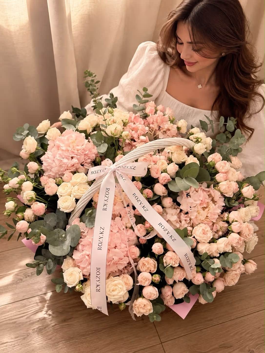 Basket "Rosy Sunset" — Spray rose premium, Hydrangea