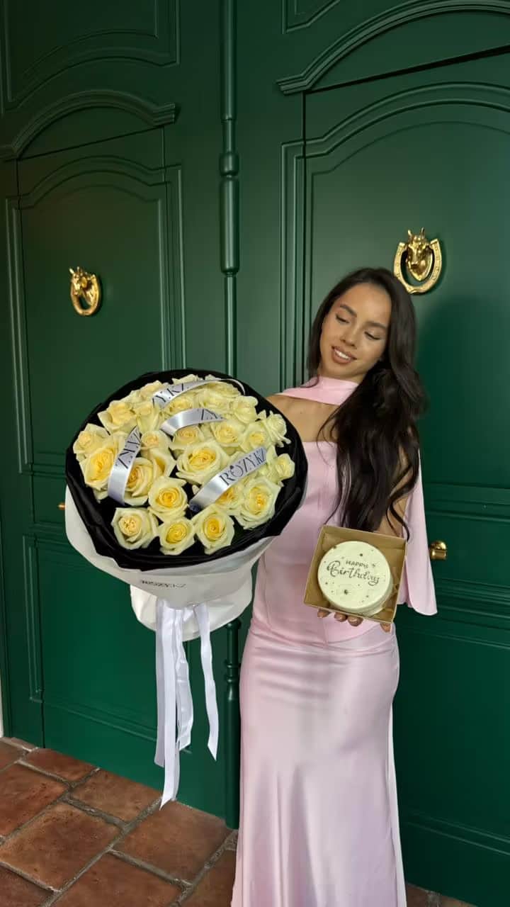 Combo bouquet of 25 white roses and bento
