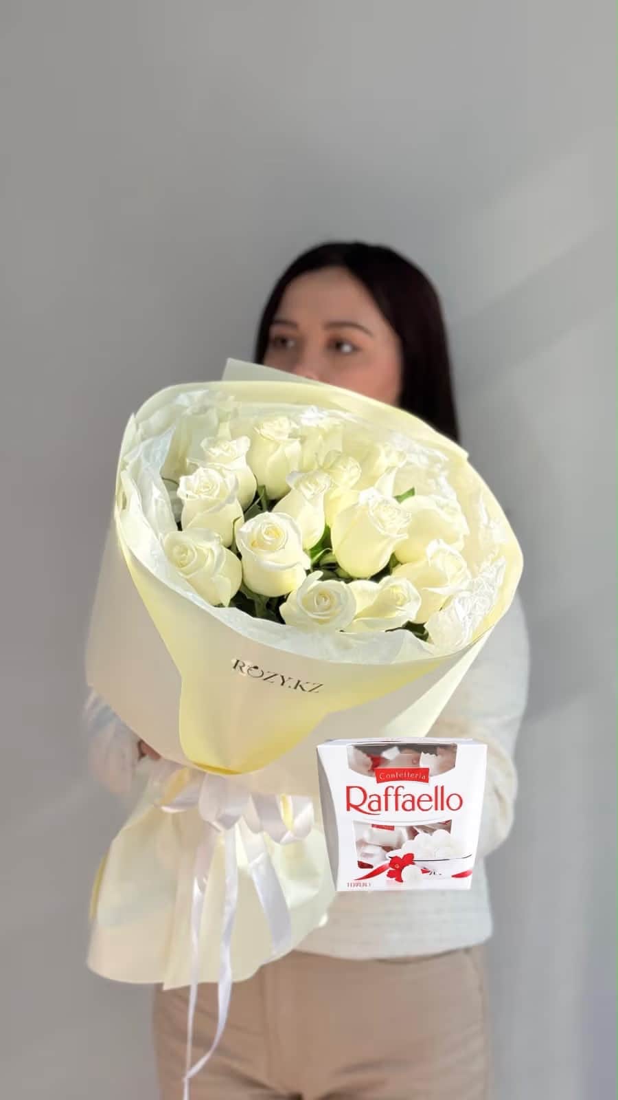 КОМБО Букет из 15 белых роз и Raffaello — Рафаэло 150 гр, Роза белая