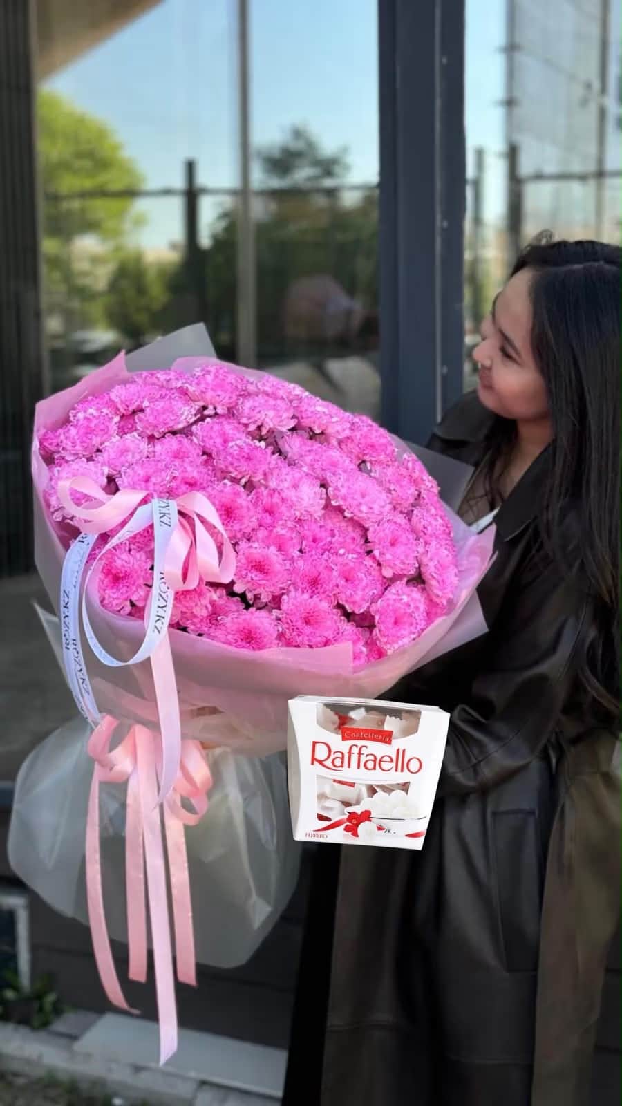 КОМБО Букет из 15 хризантем и Raffaello — Рафаэло 150 гр