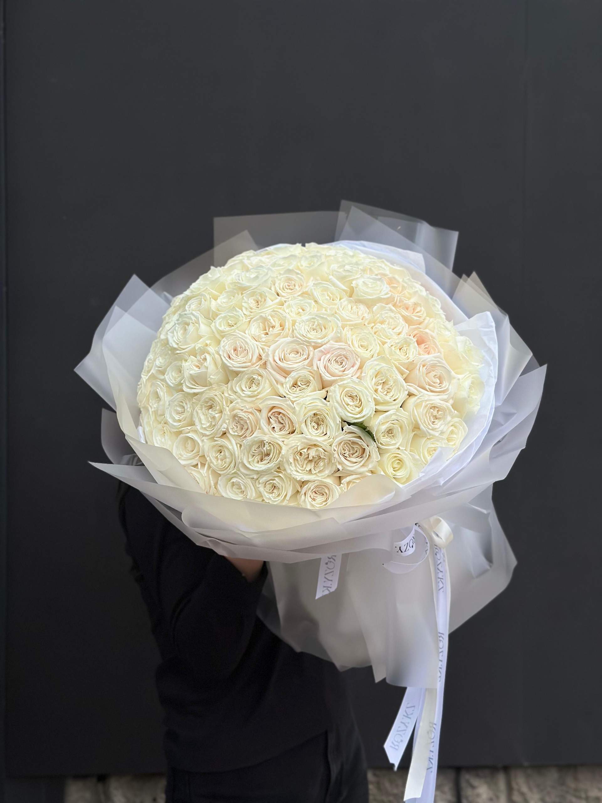 Белый 101 роза