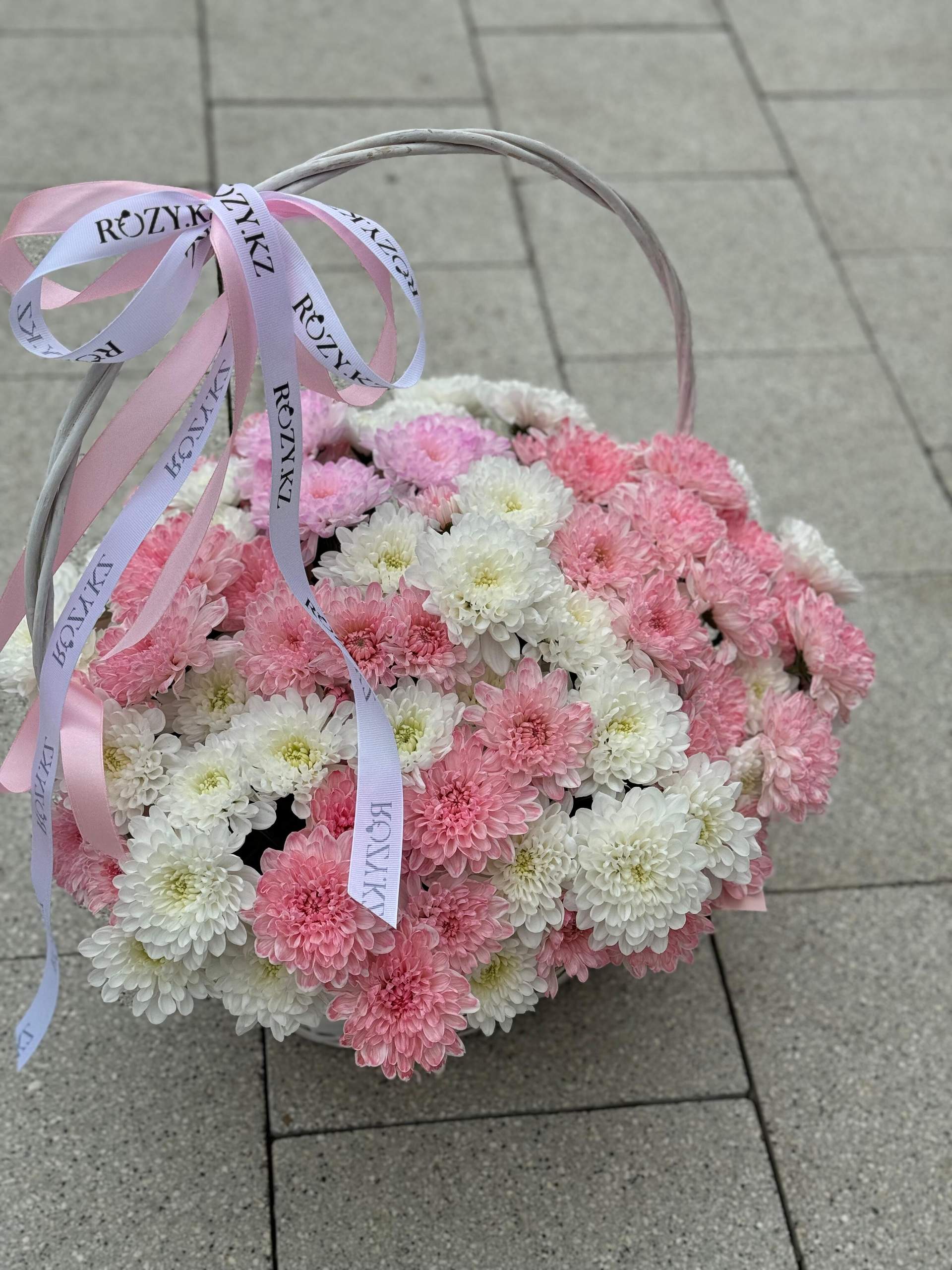 Корзина в размере L хризантема розовая+белый 15 шт
