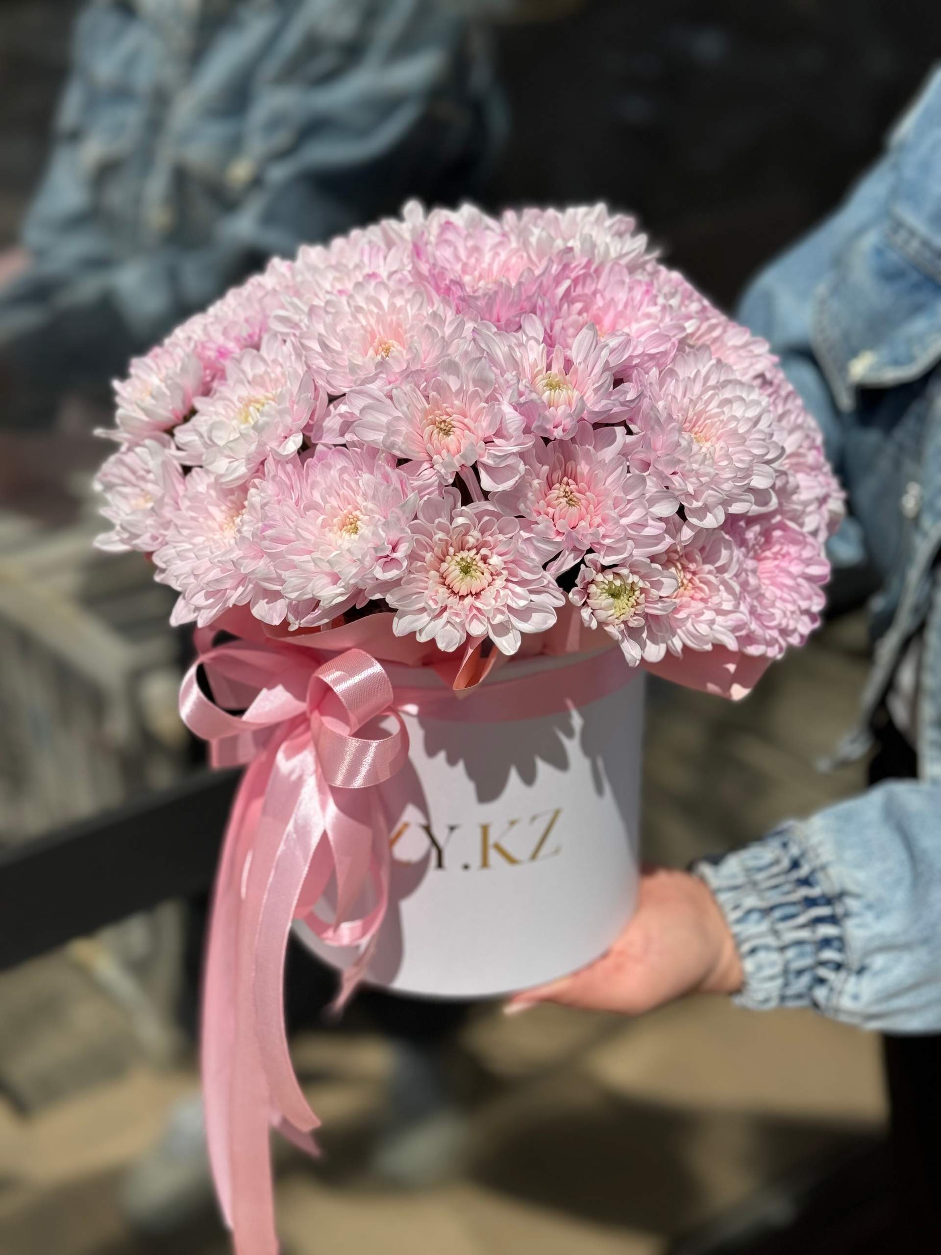 Коробка с 5 хризантем в размере S