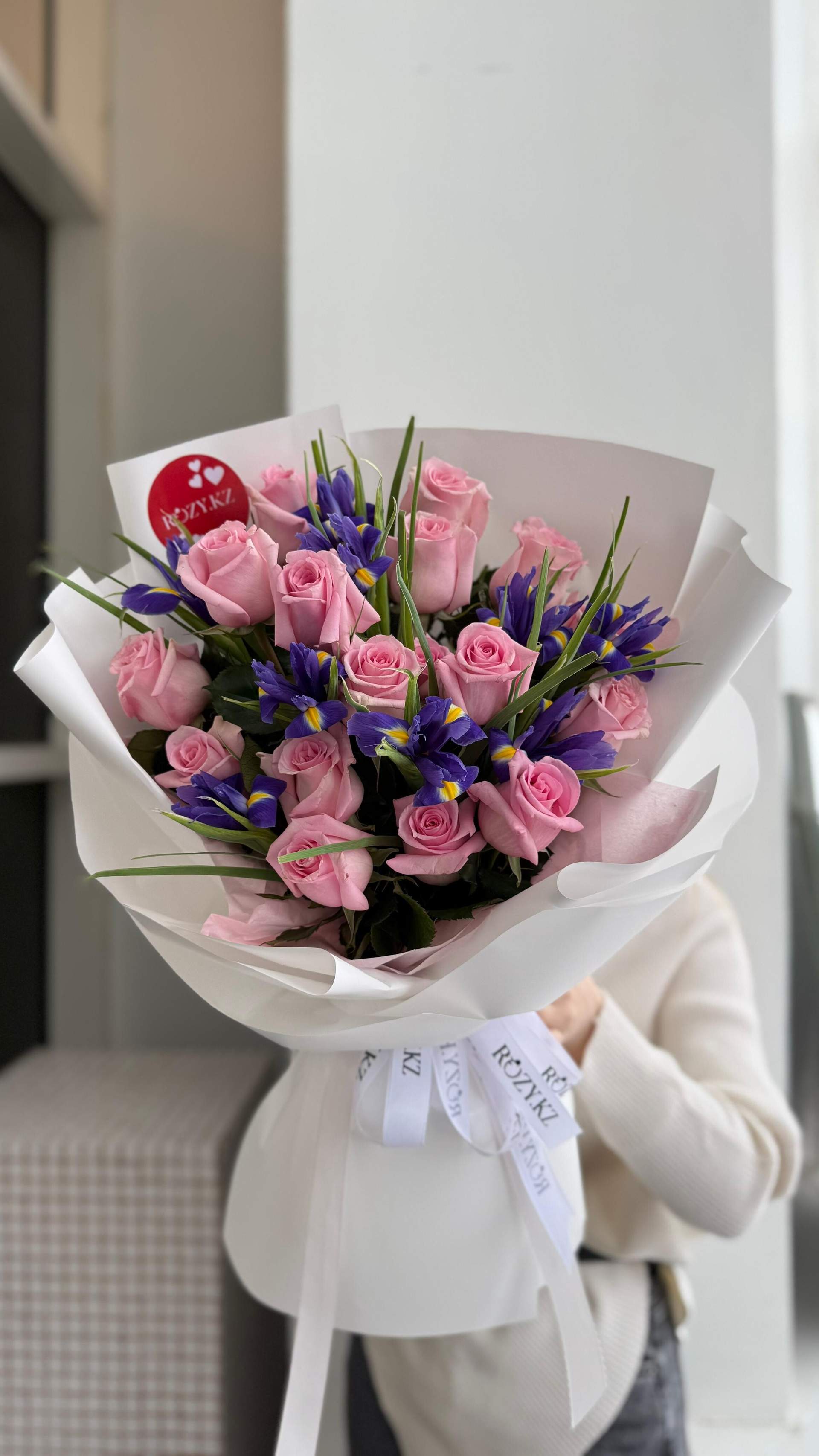 Букет с ирисами и розами в размере М