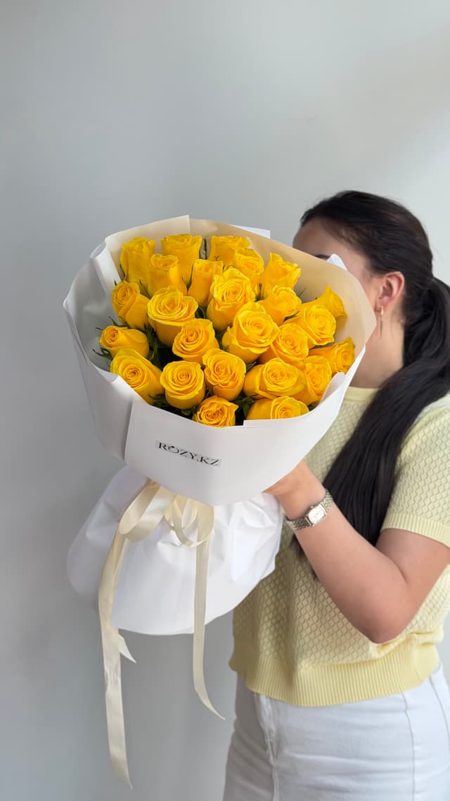 25 yellow roses