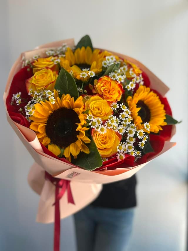 Bouquet of daisies and sunflowers