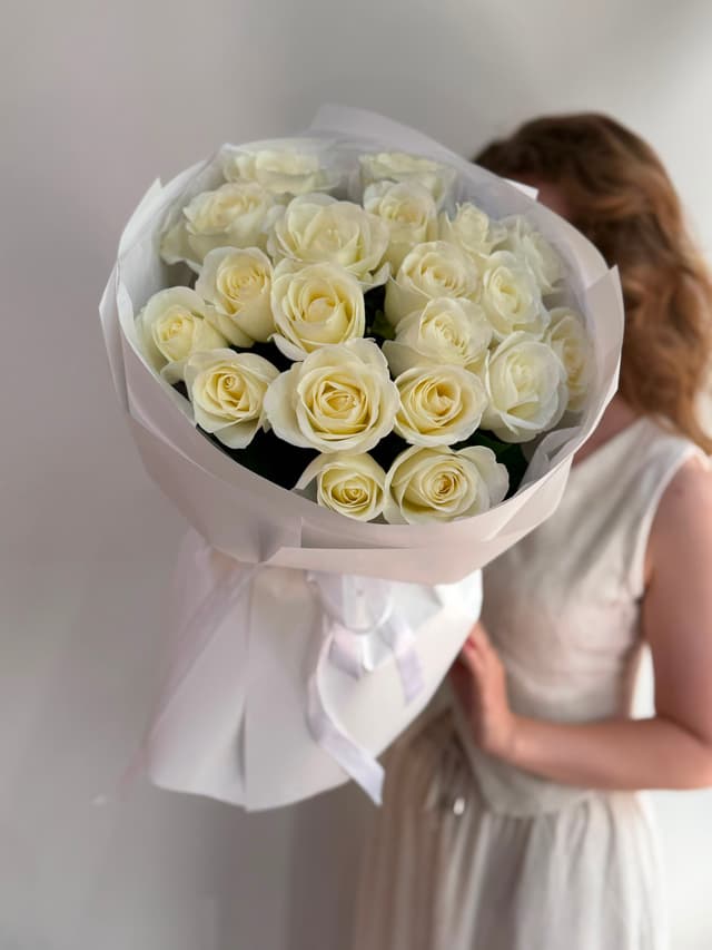 19 white roses