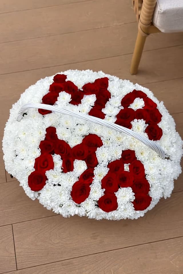Себет “Мама” — Хризантема бұта, Раушан қызыл