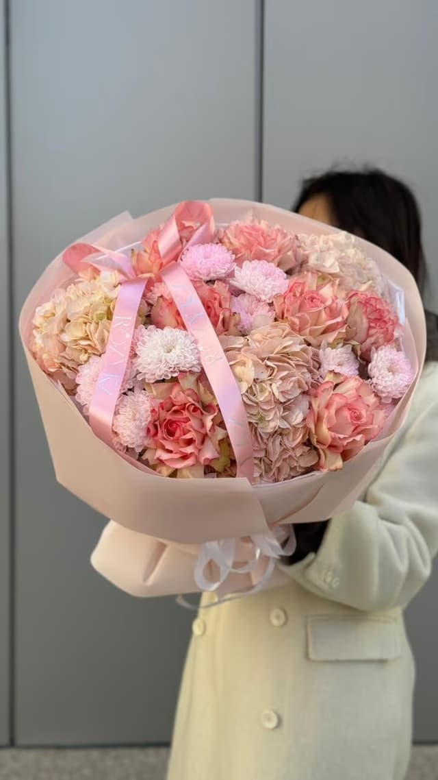 Euro bouquet PINK M — Chrysanthemum spray, Rose light pink