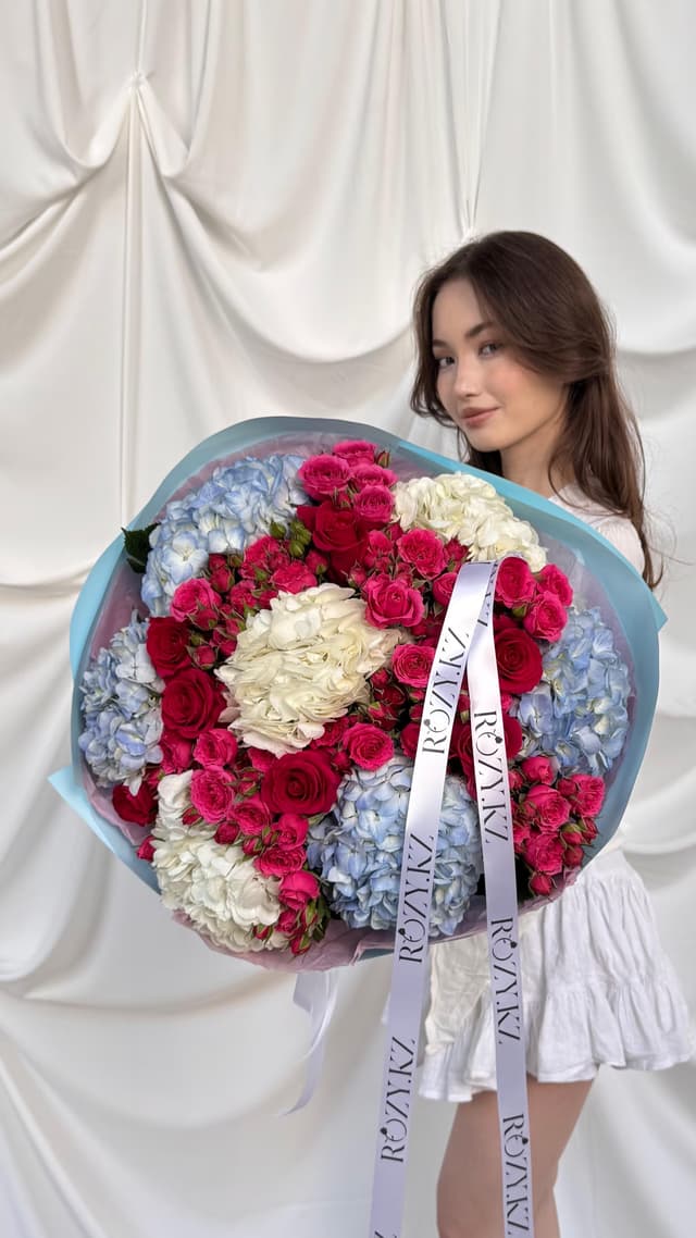 Евробукет Candy — Роза кустовая Sophie, Роза ярко-розовая