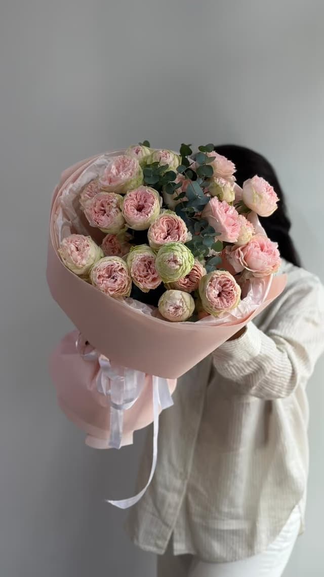 Bouquet of 5 spray roses — Eucalyptus cinerea XL
