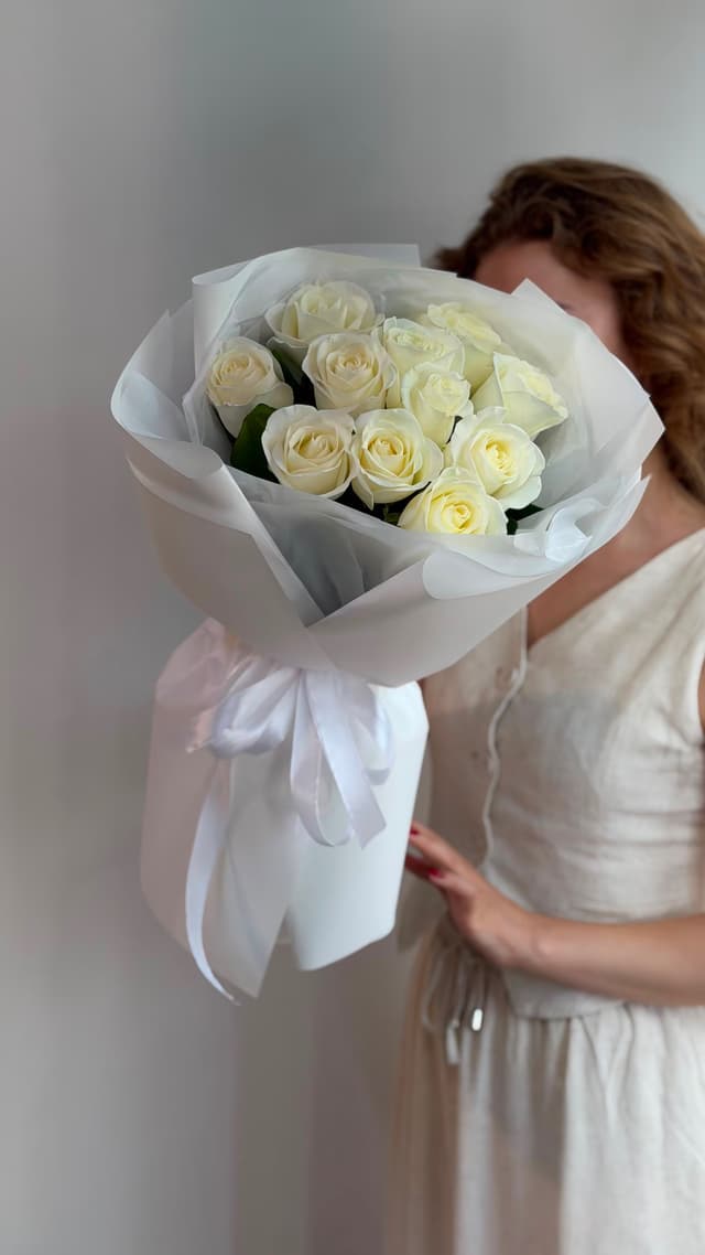 11 white roses