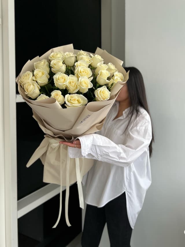 25 white roses, 90 cm