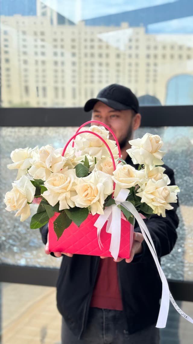 Bag of 13 white French roses