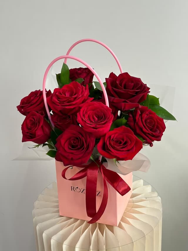 «Сладкие воспоминания» — Rose red, Ruscus stabilizirovannyy