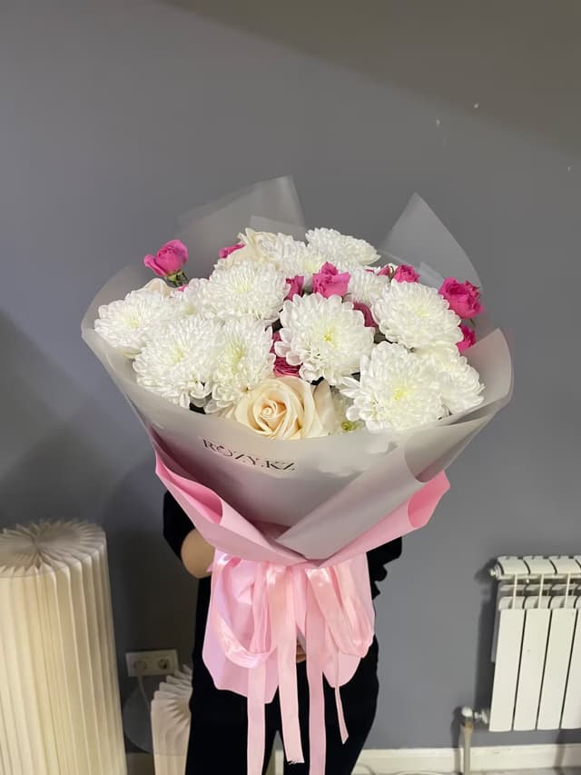 «Тёплые объятия» — Chrysanthemum spray, Spray rose Sophie