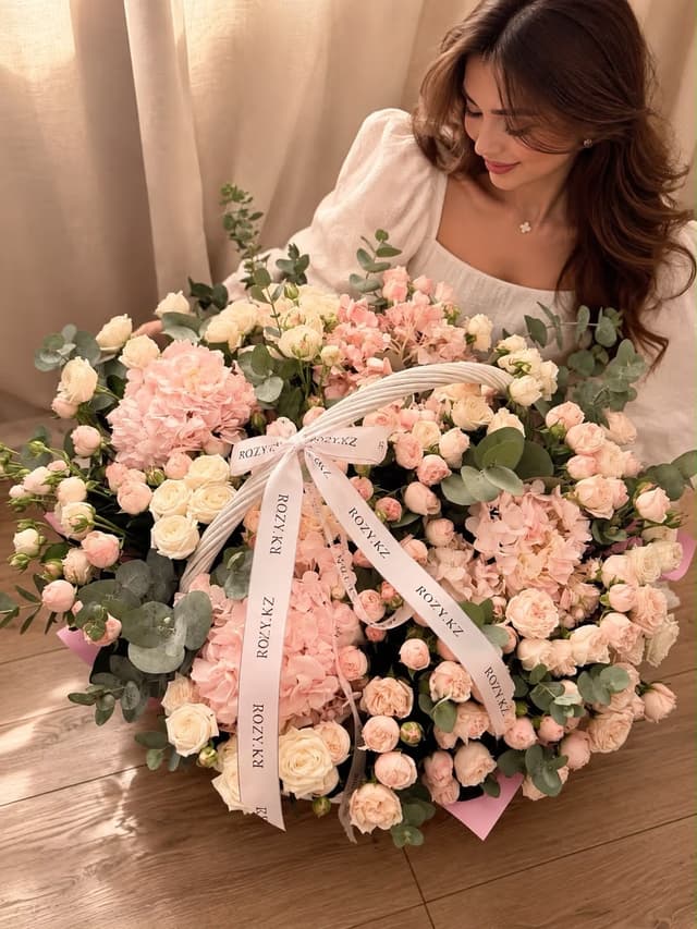 Корзина «Rosy Sunset» — Роза кустовая премиум, Гортензия