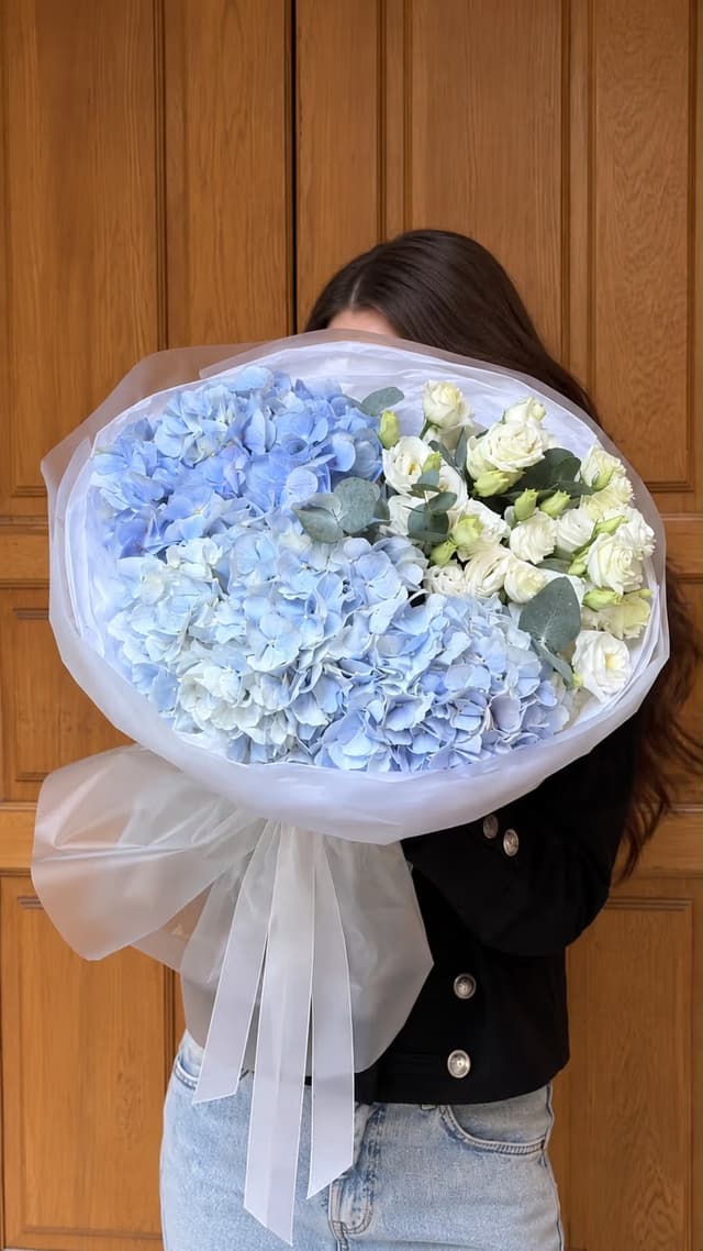 Designer bouquet Warm Cashmere — Hydrangea, Eustoma