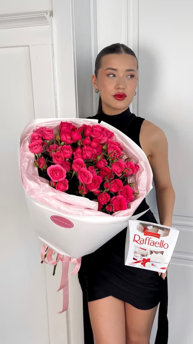 Combo bouquet of 7 spray roses and Raffaello