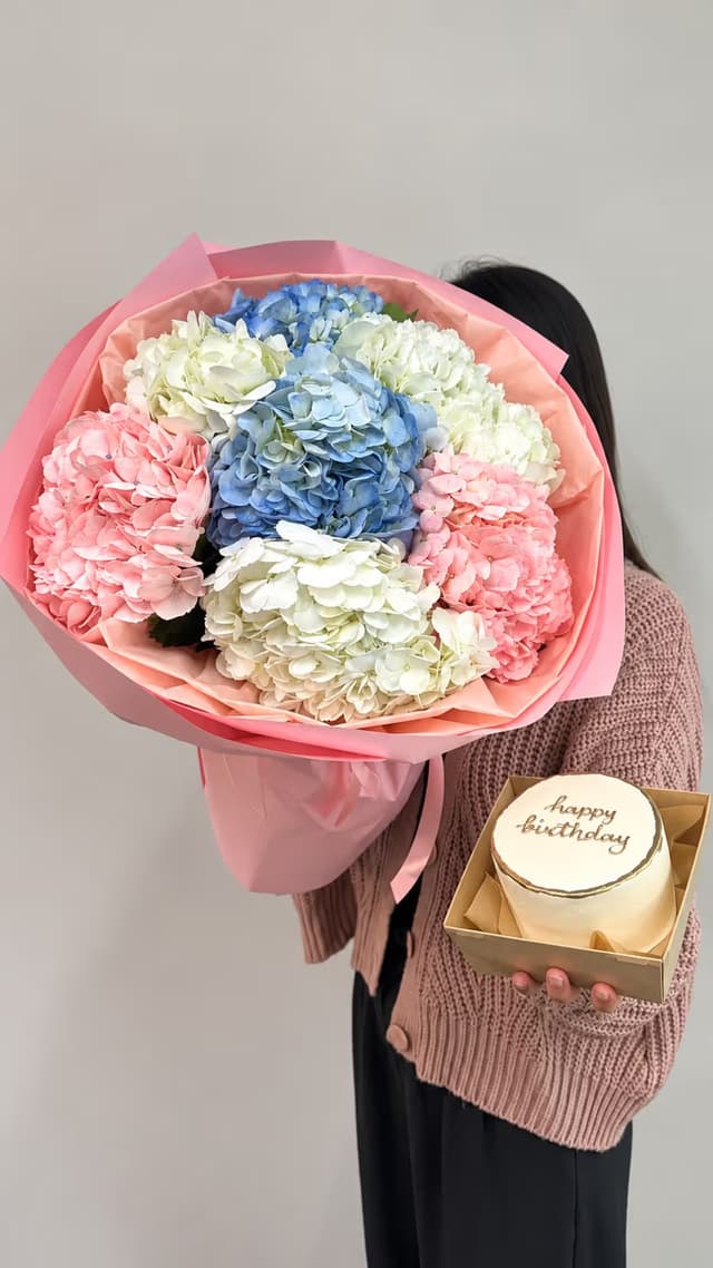 Combo bouquet of 7 hydrangeas and bento