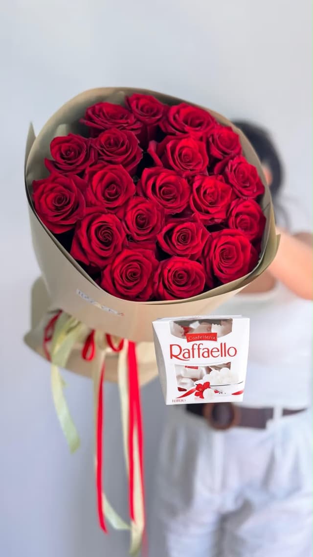 Комбо гүл шоғы 19 қызғылт раушан және Raffaello — Рафаэло 150 гр