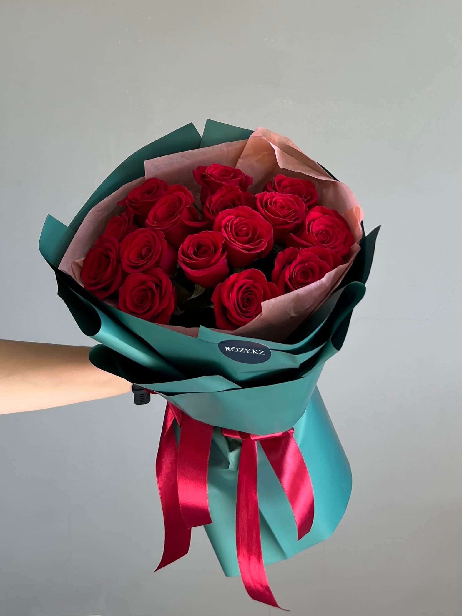 15 red roses