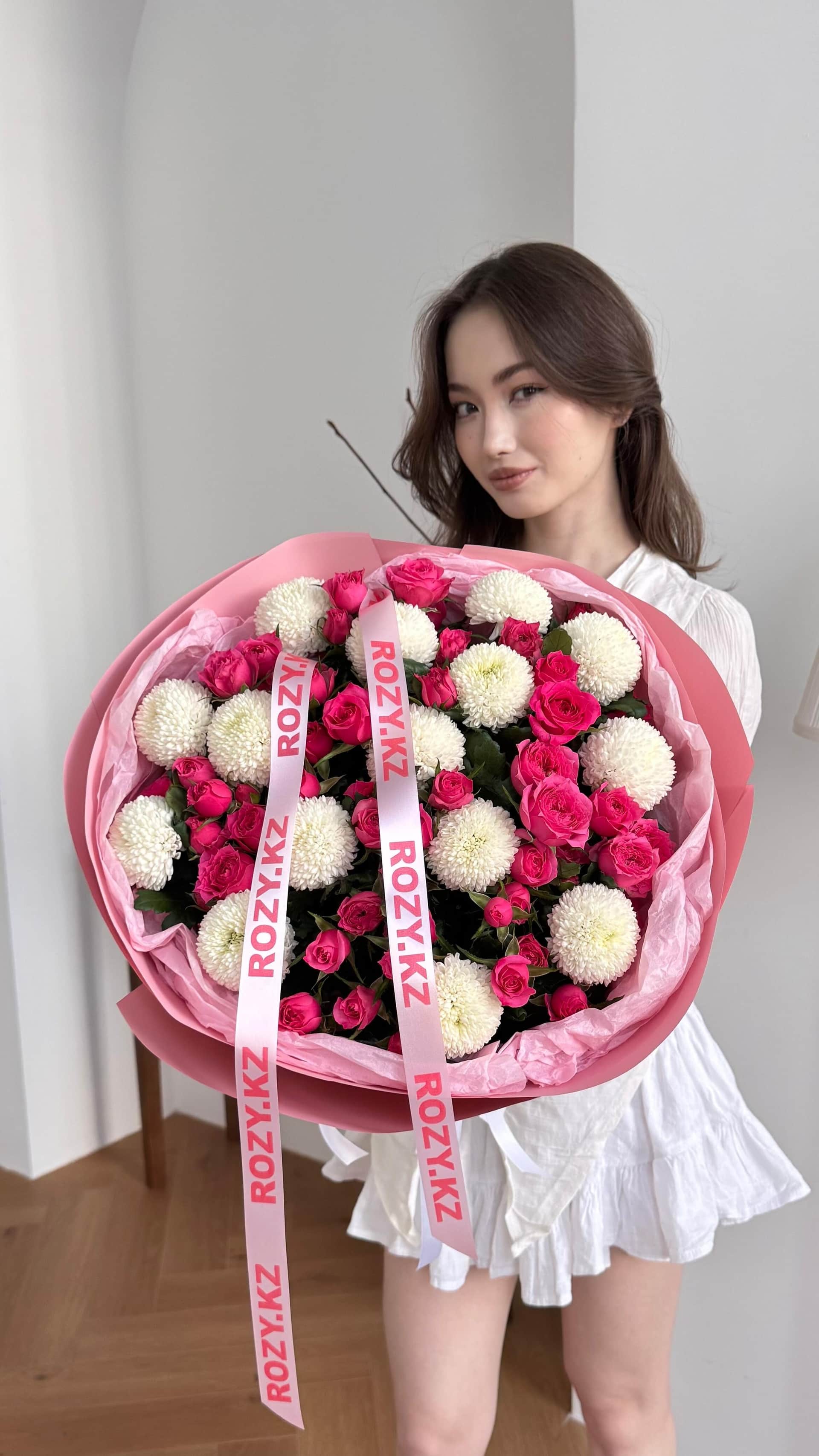 Duo bouquet of spray rose and Momoko M