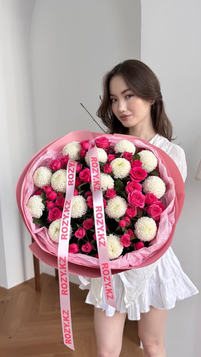 Duo bouquet of spray rose and Momoko M