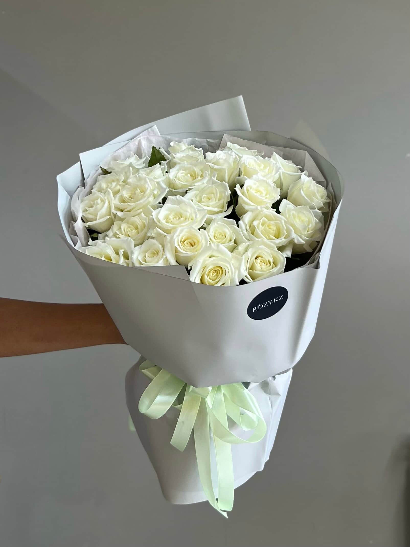 25 white roses