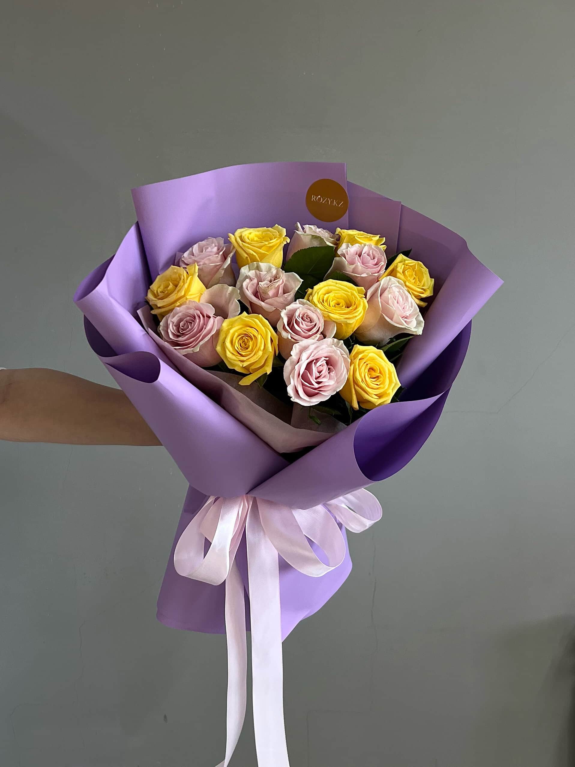 Mix 15 light pink/yellow roses