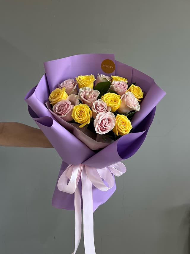 Mix 15 light pink/yellow roses