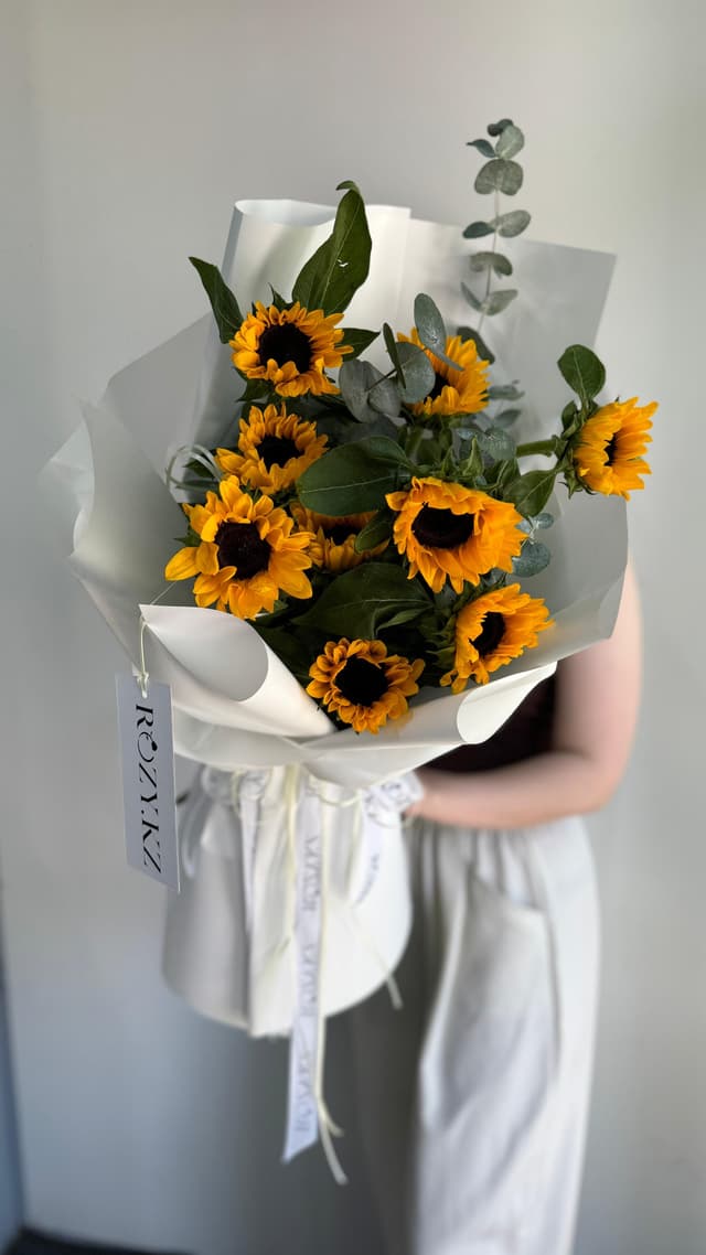 Bouquet SUNNY of 9 sunflowers