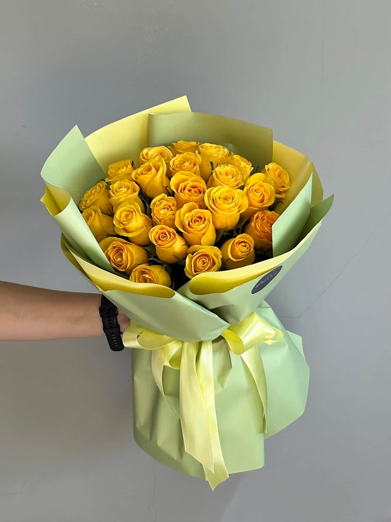 25 yellow roses