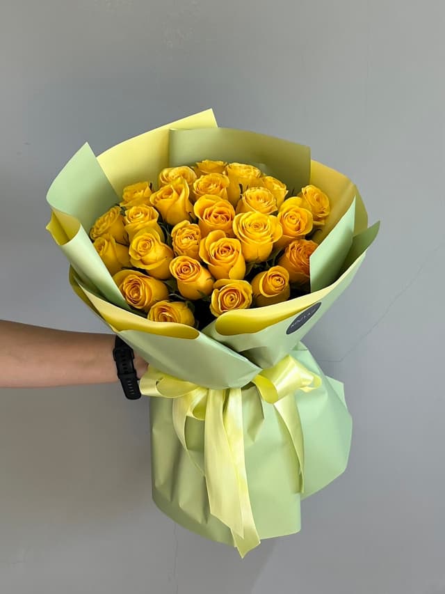 25 yellow roses
