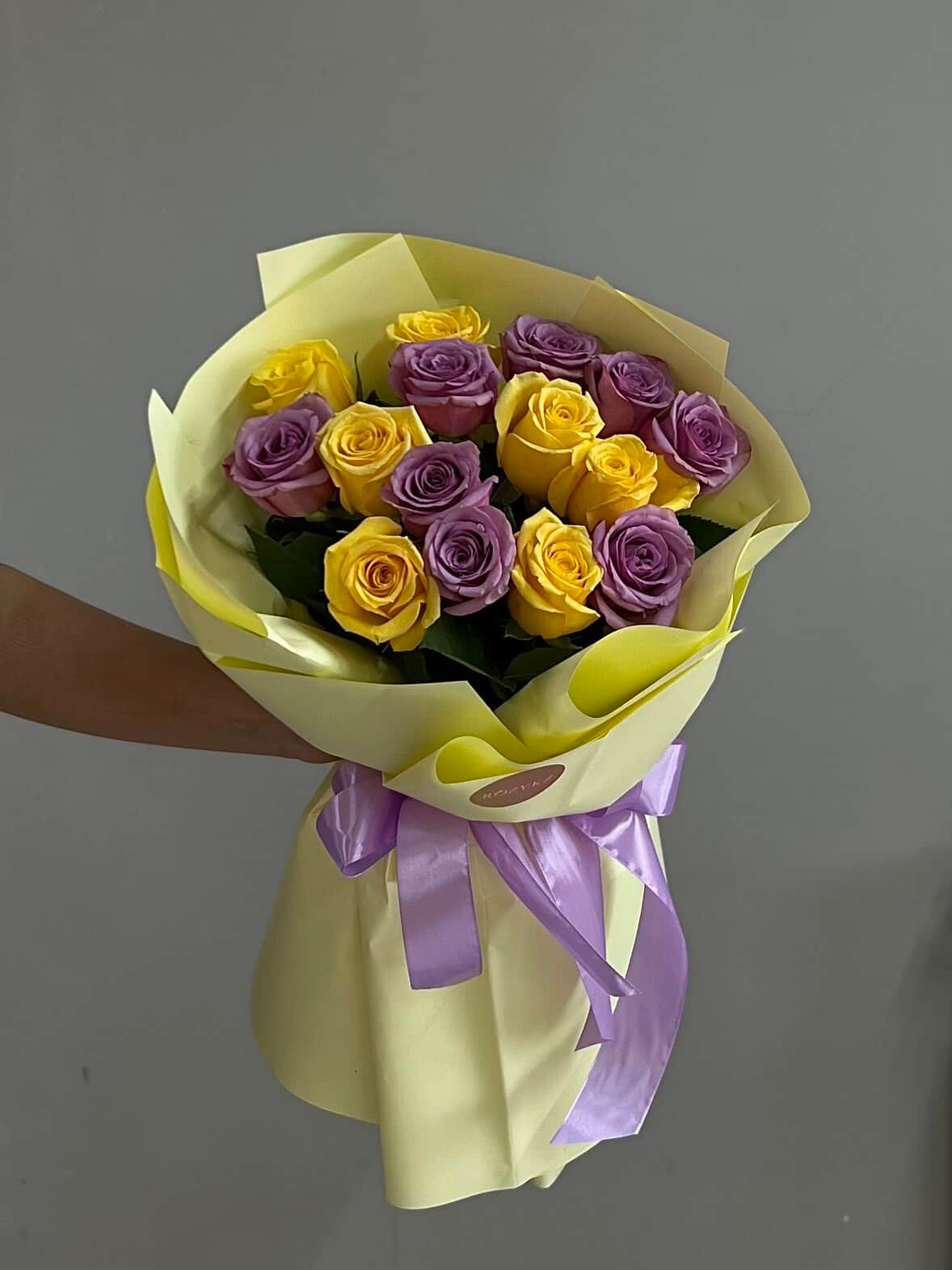 Mix 15 purple/yellow roses