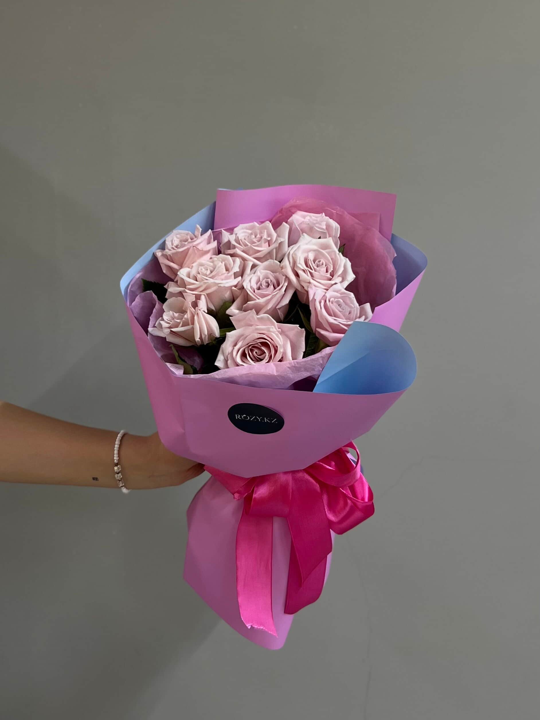 9 light pink roses