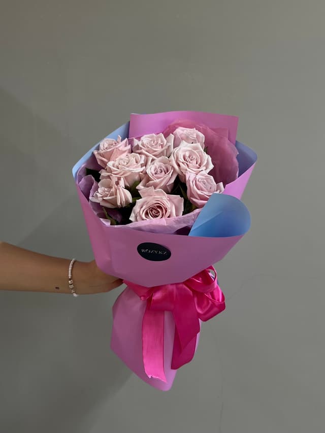 9 light pink roses