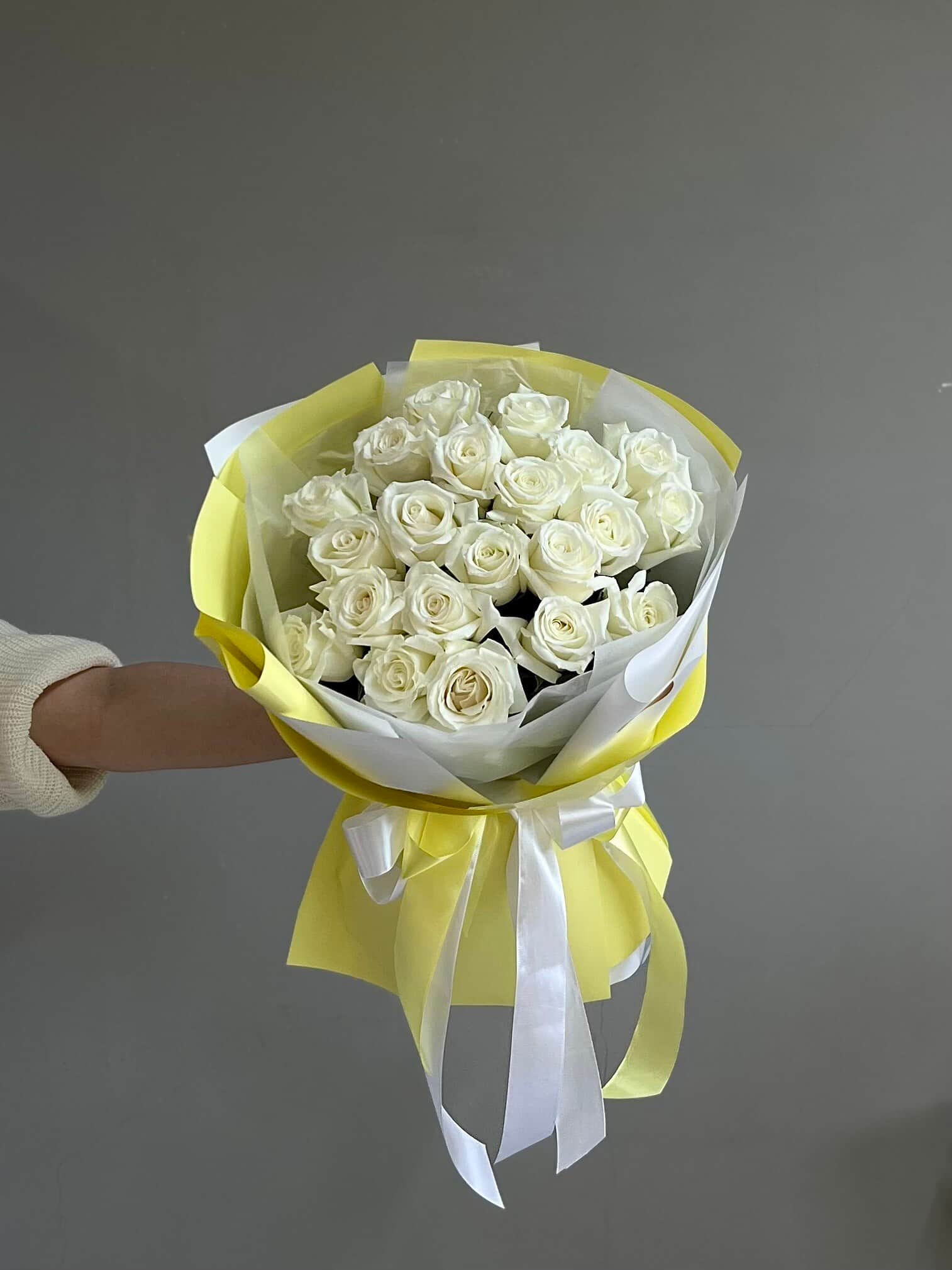 19 white roses