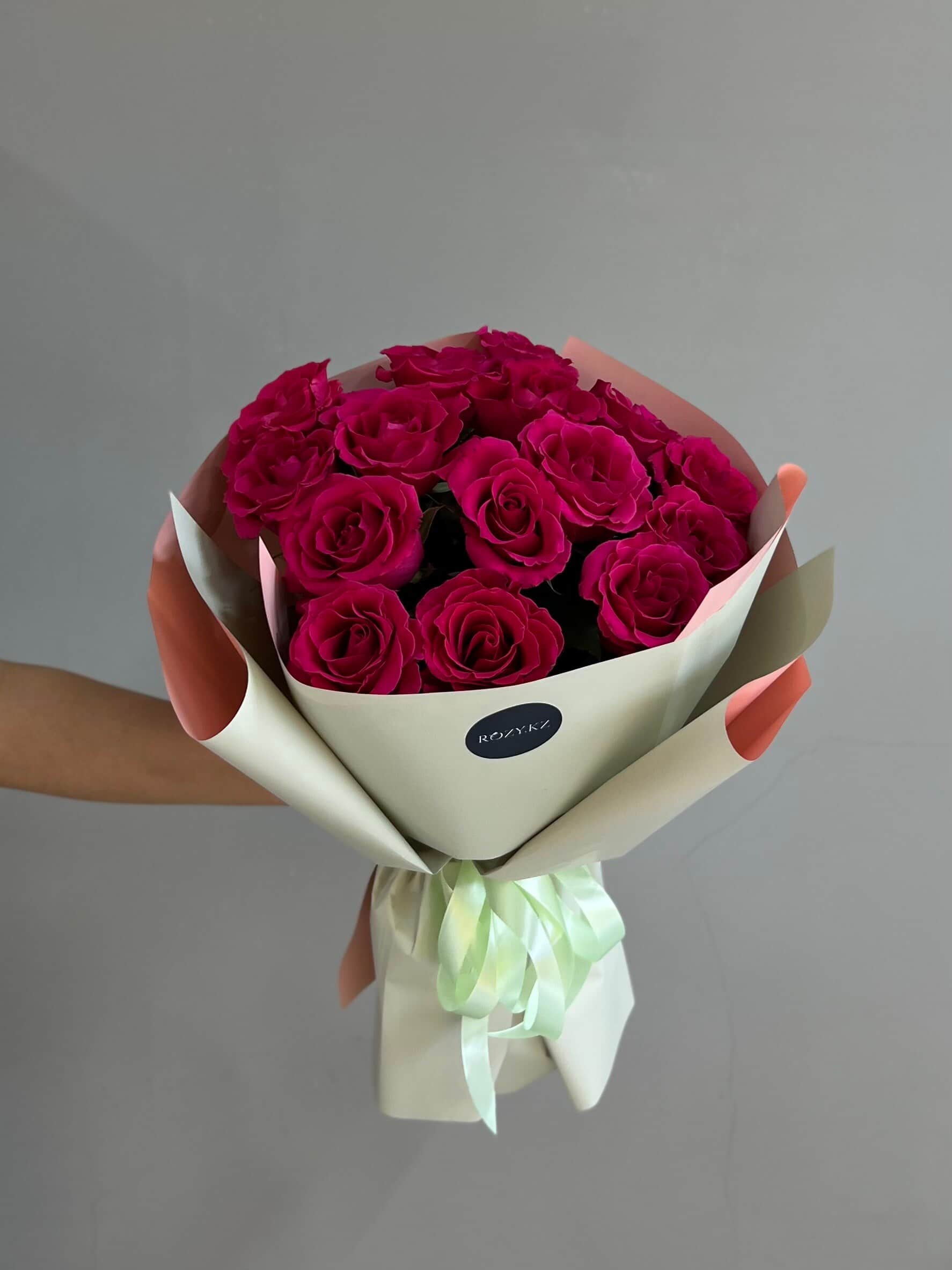 15 bright pink roses