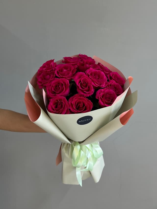 15 bright pink roses