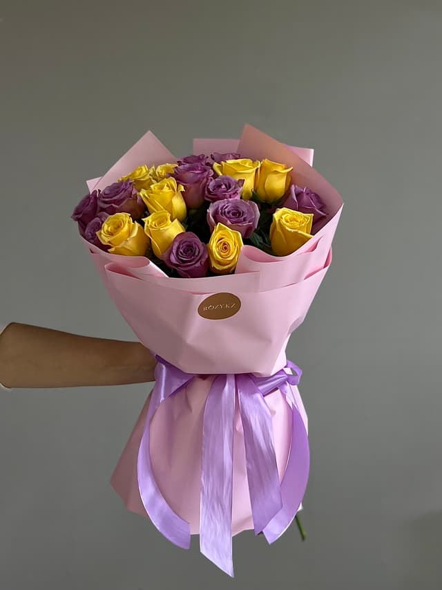 Mix 19 purple/yellow roses