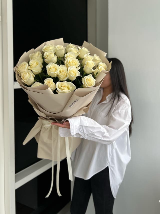 25 white roses, 90 cm